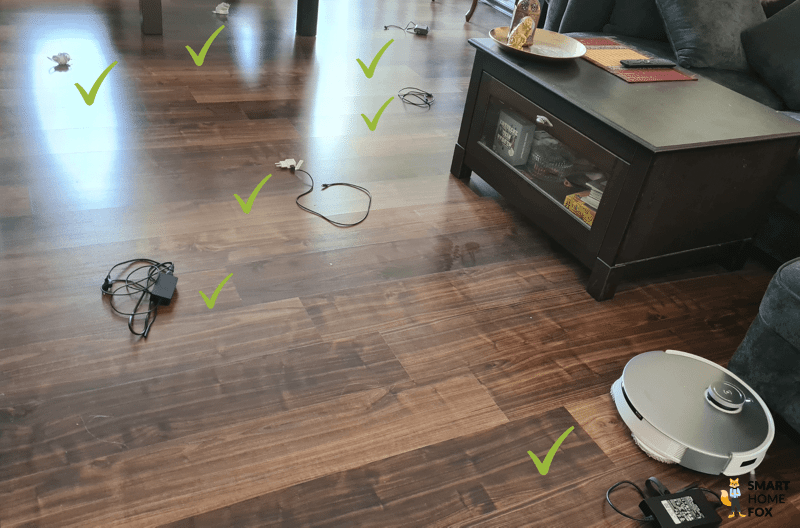 Das Ergebnis des ECOVACS DEEBOT T20 OMNI bei Hinderniserkennungstest von Kabeln ist zu sehen.